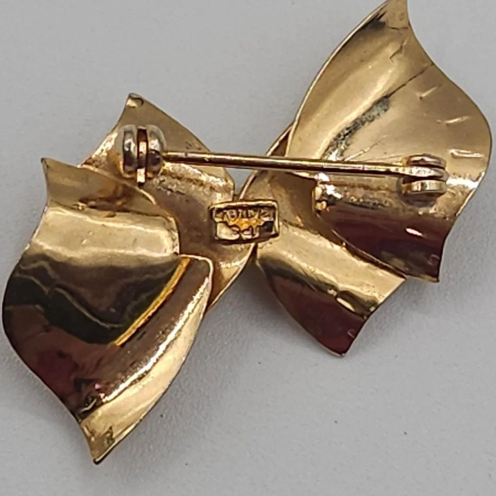 Vintage 12kt Gold Filled Bow Brooch Pearl‎ Textured IPS Pin Dimensional